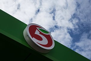 "Пятерочка" откроет около 100 магазинов по новой программе франчайзинга - Потребрынок Логотип на здании одного из магазинов