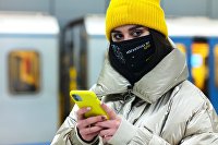 В России хотят создать систему блокировки звонков с подменных номеров - Телеком Девушка на станции Московского метрополитена