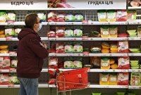 Автодилер дал прогноз о росте цен на машины в 2022 году - Авто Покупатель выбирает куриную грудку в гипермаркете