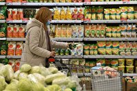 "Индекс борща" на Украине за год вырос на 30% - Потребрынок Покупательница в гипермаркете