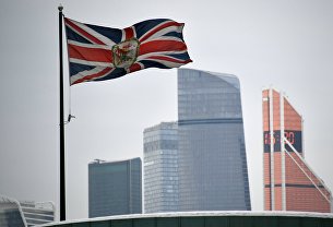 Бывший американский чиновник предрек обвал мировой экономики из-за России - Газ Флаг Соединенного Королевства на здании посольства Великобритании в России в Москве