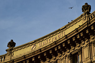 Центробанк продолжает подготовку к продаже банка "Открытие" - Новости экономики Фасад здания UniCredit банка в Милане, Италия
