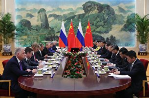 Путин высказался о сотрудничестве России и Китая - Макроэкономика Президент РФ Владимир Путин и председатель КНР Си Цзиньпин во время российско-китайских переговоров в Пекине. 8 июня 2018