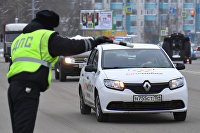СМИ: в России изменят методику проведения техосмотра - Авто !Сотрудник ДПС ГИБДД во время проверки