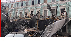 У входа в Госдуму обрушились строительные леса. Придавило несколько машин У входа в Госдуму обрушились строительные леса. Придавило несколько машин