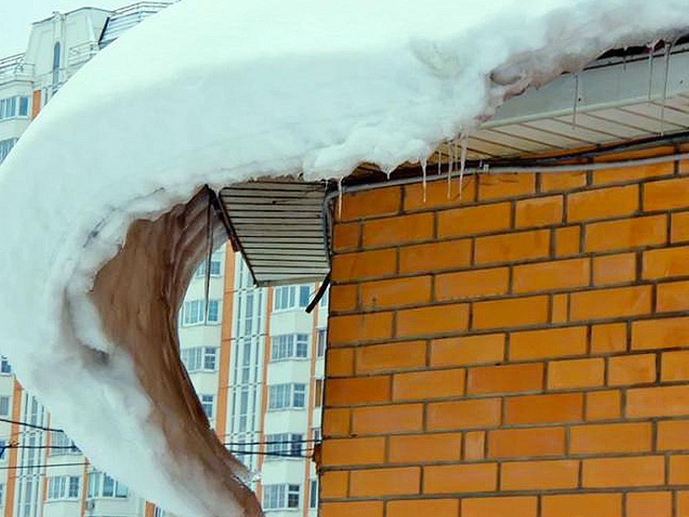 В поселках Поморья две женщины погибли из-за схода снега с крыш В поселках Поморья две женщины погибли из-за схода снега с крыш