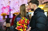 Флористы раскрыли цены на цветы к 14 февраля - Потребрынок Молодые люди в ГУМе
