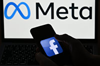Мизулина призвала ограничить доступ к Instagram - ИТ-Бизнес Логотипы компании Facebook и Meta на экранах смартфона и монитора