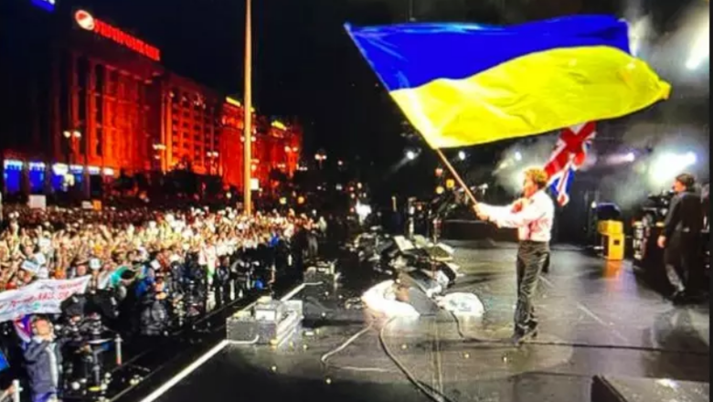 Фото Пола Маккартни с украинским флагом стало вирусным в соцсетях : Мозаика на портале Newsland Фото Пола Маккартни с украинским флагом стало вирусным в соцсетях