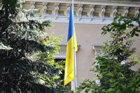 Зеленский высказался о переговорах с Россией - Макроэкономика Флаг у здания посольства Украины в Москве.