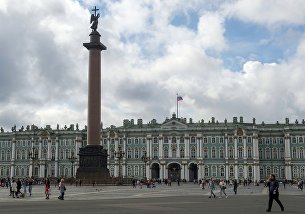 Названы регионы-лидеры по доходности инвестиций в недвижимость - Недвижимость Александровская колонна на Дворцовой площади в Санкт-Петербурге