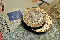 Российский рынок акций показывает разнонаправленное движение по индексам - Акции Монеты номиналом 1 евро и банкноты евро различного номинала