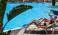Египетская авиакомпания Egypt Air возобновит рейсы Каир-Москва - Транспорт Туристы отдыхают на территории отеля Albatros Palace Resort Hurgada в Хургаде