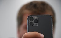 Абонентам дали совет, как сэкономить мобильный трафик - Телеком Новый смартфон компании Apple в руках покупателя