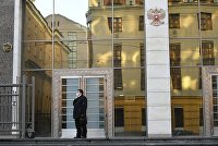 "Рив Гош" хочет продавать ввезенную параллельным импортом косметику - Потребрынок У входа в здание Совета Федерации РФ