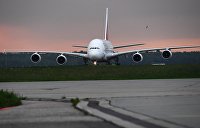 "Аэрофлот" закрыл свой офис в аэропорту Хельсинки - Транспорт Самолет авиакомпании Emirates на взлетно-посадочной полосе аэропорта Домодедово