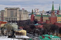 Нефть дешевеет на 1,5% на опасениях за спрос - Товарно-сырьевые рынки Вид на Московский Кремль и гостиницу Four Seasons Moscow