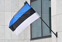 В эстонском МВД заявили, что россияне могут потерять недвижимость в стране - Недвижимость Государственный флаг на фасаде здания посольства Эстонии в Москве.
