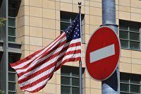 В США заявили, что хотят "отстыковать" Центральную Азию от экономики России - Новости экономики Флаг у посольства США в Москве