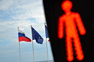 РБК: Евросоюз будет наказывать за помощь России в обходе санкций - Макроэкономика Флаги России и ЕС
