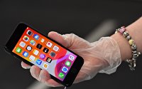 Названы приложения, которые могут иметь вредоносные функции - ИТ-Бизнес Смартфон в руках пользователя.