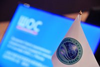 Итальянская энергокомпания Edison прекратила работу на российском рынке - Газ Флажок и планшет с символикой ШОС