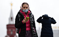 Пользователям объяснили, как защитить домашний Wi-Fi от злоумышленников - ИТ-Бизнес Девушка в маске со смартфоном