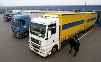 В России оценили расширение автовыпуска деклараций на товары - Потребрынок *Фуры на таможенном посту