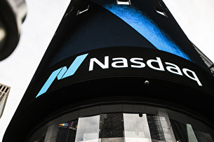 Noventiq подала заявление на делистинг расписок на Мосбирже - Акции Информационная панель биржи NASDAQ на первых этажах небоскрёба Конде-Наст-билдинг на Таймс-сквер в Нью-Йорке