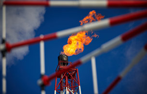 "Лукойл" возобновит поставки нефти на НПЗ STAR в Турции - Нефть Газовый факел морской нефтеперерабатывающей платформы.