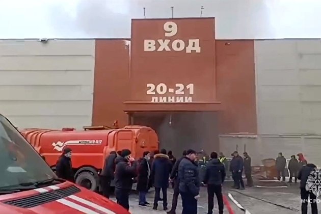 Пожар на "Садоводе" потушили, но при борьбе с огнем с крыши упал человек - Потребрынок Пожар на "Садоводе" потушили, но при борьбе с огнем с крыши упал человек - Потребрынок