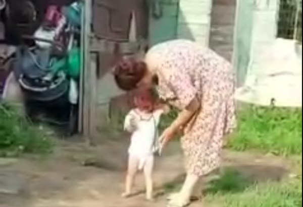 «Лупила без повода»: семья мигрантов похоронила годовалую дочь во дворе частного дома в Новосибирске «Лупила без повода»: семья мигрантов похоронила годовалую дочь во дворе частного дома в Новосибирске