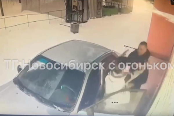 В Новосибирске пассажиры жестоко избили таксиста и уехали на его машине (видео) В Новосибирске пассажиры жестоко избили таксиста и уехали на его машине (видео)
