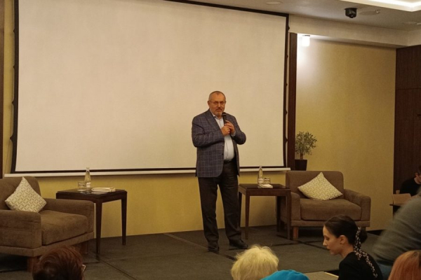 «Продал Родину недорого»: Борис Надеждин рассказал в Новосибирске, зачем ходил в посольство Евросоюза «Чисто пожрать»: Борис Надеждин рассказал в Новосибирске, зачем ходил в посольство Евросоюза