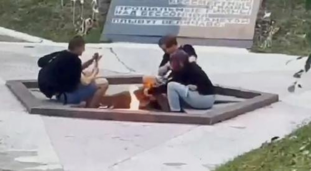 В Киришах Ленинградской области двоих 18-летних парней приговорили к году условно за прожарку сосисок на Вечном огне В Киришах Ленинградской области двоих 18-летних парней приговорили к году условно за прожарку сосисок на Вечном огне
