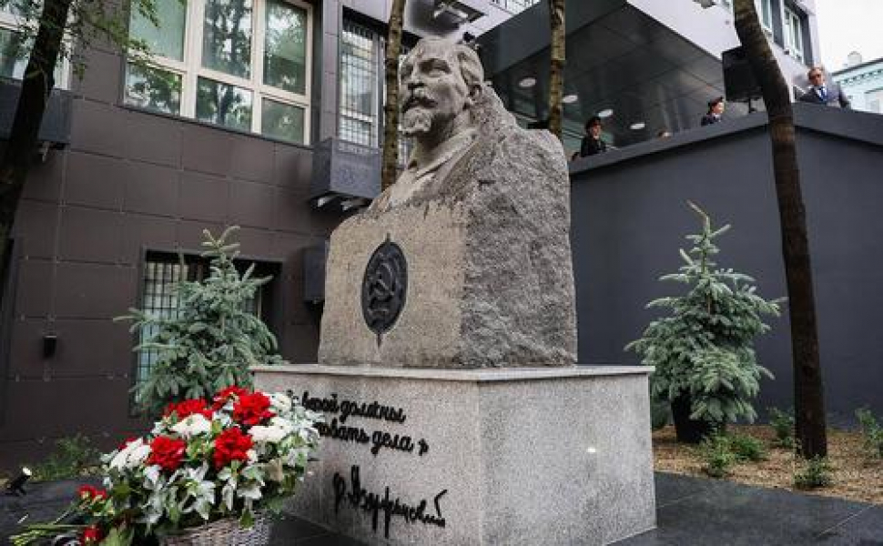 Памятник Дзержинскому открыли во Владивостоке, на очереди — Москва? Памятник Дзержинскому открыли во Владивостоке, на очереди — Москва?