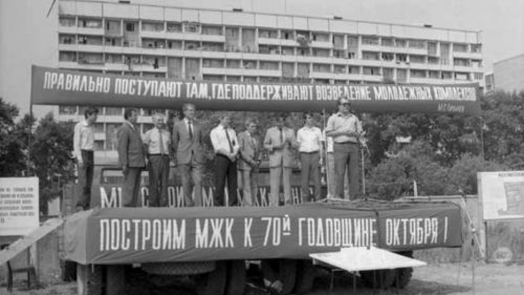 Верной дорогой: для своих кадров выделяют бесплатное жильё, как в СССР Верной дорогой: для своих кадров выделяют бесплатное жильё, как в СССР