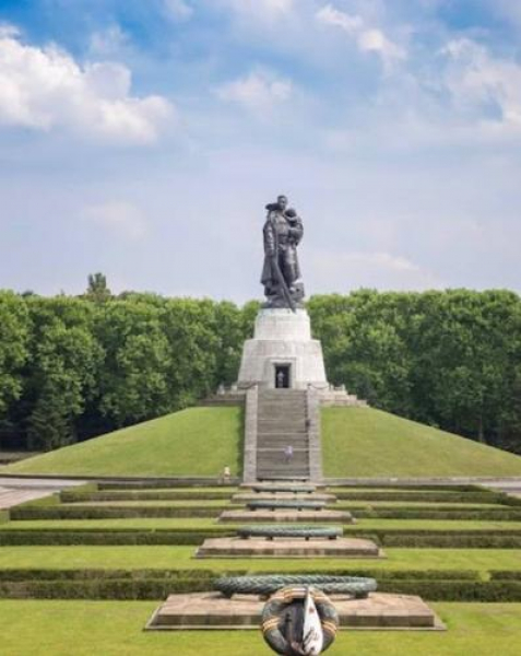 В Берлине хотят переписать историю: советские памятники освободителям ждут «критической переоценки» В Берлине хотят переписать историю: советские памятники освободителям ждут «критической переоценки»